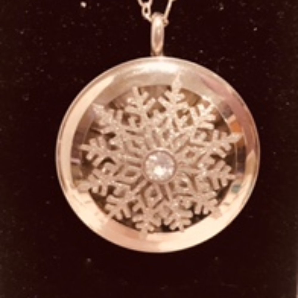 Origami Owl Crystal Snowflake Hostess Diffuser Necklace
